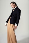 Sara Blomqvist @ DNA: giacca di cashmere, camicia di seta e pantaloni in grain de poudre, Chloé.