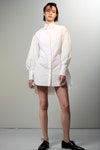 Camicia bianca over di cotone piquet con ricamo “Pegaso" e colletto maschile, Etro; scarpe, Marc Jacobs.