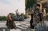 Anjelica Huston in un frame della campagna di Gucci Bloom. Con lei la cantautrice Florence Welch (presente nella foto), l’attrice e modella Jodie Turner-Smith e la stilista Susie Cave. Il film è stato girato nella campagna umbra.