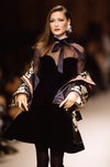 Carla Bruni alla sfilata Valentino autunno inverno 1992