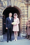 Hepburn posa con il suo secondo marito, lo psichiatra italiano Andrea Dotti, dopo il loro matrimonio nel 1969