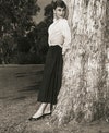 L'attrice di origine belga Audrey Hepburn (1929-1993) appoggiata a un albero in un foto pubblicitaria del 1950 circa