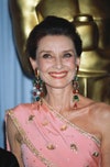 Audrey Hepburn (1929 - 1993) ai 58esimi Annual Academy Awards a Los Angeles, 24 marzo 1986