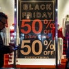 Le vetrine dedicate al Black Friday tra le strade di New York 