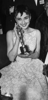  Audrey Hepburn riceve l'Oscar come "Miglior Attrice" per il suo ruolo in Vacanze Romane