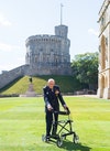 Capitano Sir Thomas Moore posa dopo aver ricevuoto il Cavalierato dalla Regina Elisabetta II durante la cerimonia di investitura al castello di Windsor
