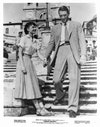 Audrey Hepburn mano nella mano con Gregory Peck in una scena del film Vacanze Romane, 1953