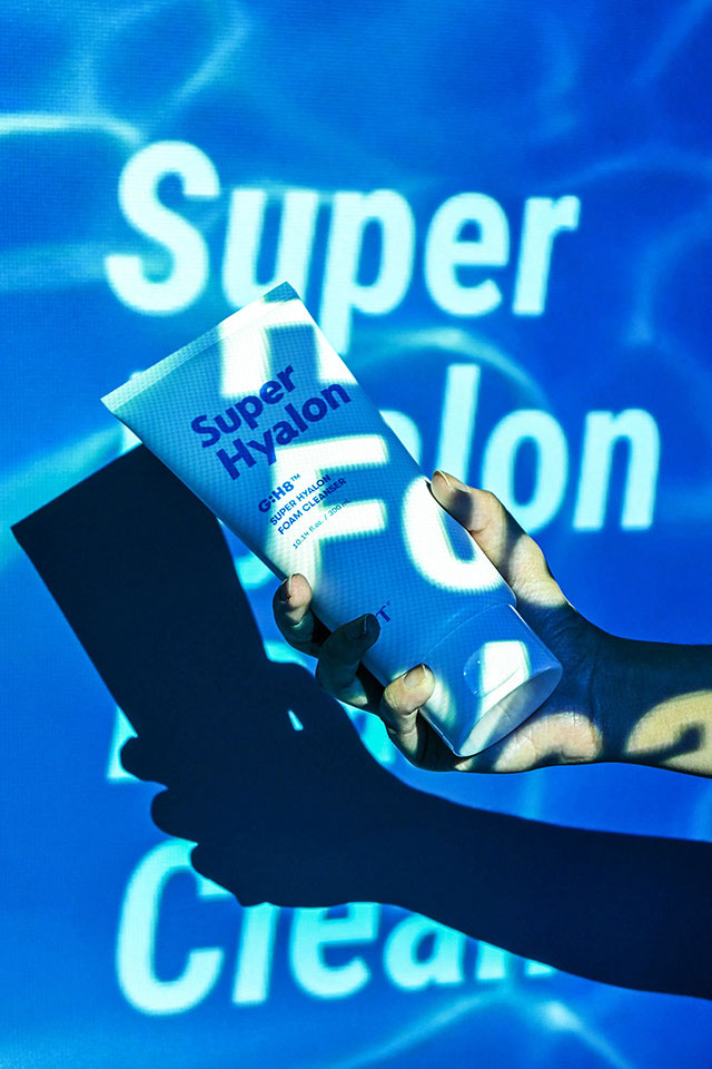VT Super Hyalon Foam Cleanser