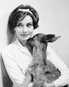 Il classico cerchietto indossato da Audrey Hepburn fotografata con in braccio Pippin, il suo cerbiatto