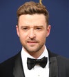 La cresta qui diventa ciuffo dall'allure rètro. I capelli sono sempre più corti ai lati per Justin Timberlake