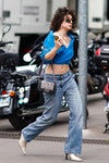 Moda 2021: jeans a vita bassa in outfit street style