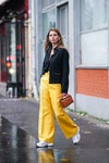 Come indossare i pantaloni baggy, secondo la moda street style