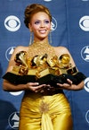 Beyoncé posa con i suoi sei Grammy alla 46a edizione dei Grammy Awards, 2004