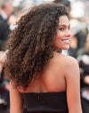 Non ci sono mezze misure: Tina Kunakey i capelli li porta o sciolti e afro o raccolti e liscissimi