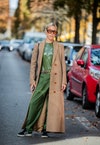 Cappotto cammello, secondo la moda street style inverno 2021