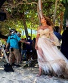 Jennifer Lopez in abito da sposa (sul set)