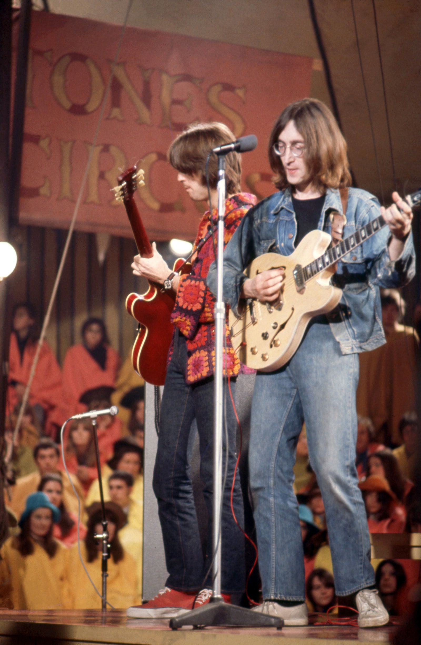 pEric Clapton and John Lennon perform in Wembley December 11 1968.p 