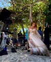Jennifer Lopez con vestido de novia en Shotgun Wedding con escote bardot 