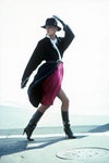 Susan Hess in un cappotto in jersey di lana, camicia di lino e gonna in crepe di lana di Michael Kors