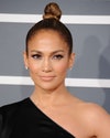 Grande fan dello chignon, specialmente se alto e tiratissimo, JLo lo porta come suo signature hairstyle sul red carpet