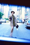 Shalom Harlow a New York con un cappotto cammello e un abito di velluto stampa leopardo di Michael Kors