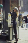 Claudia Schiffer con una tuta di pelle nera e una gonna midi di Michael Kors 