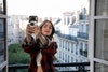 Lily Collins: un selfie dalla finestra di casa in Emily in Paris