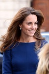 Gli orecchini con zaffiri e corona di diamanti kate middleton lady d