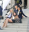 Emily Alyn Lind, Jordan Alexander, Savannah Smith e Zion Moreno sul set di "Gossip Girl"