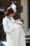 Catherine, la duchessa di Cambridge, con la Principessa Charlotte alla Church of St Mary Magdalene per il Battesimo, Luglio 2015