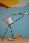 Secchiello “The Curve” in pelle con dettaglio harness in rilievo e tracolla, Alexander McQueen.