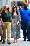 anne hathaway con vestido bohemio y sandalias planas