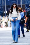 Anne Hathaway con camisa blanca y jeans acampanados