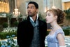 Regé-Jean Page e Phoebe Dynevor in Bridgerton