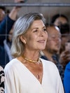 Caroline di Monaco con i capelli grigi