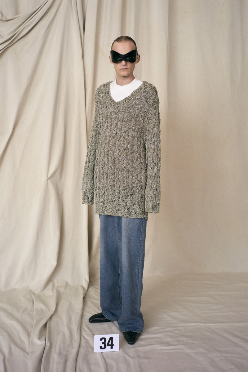 A look from the Balenciaga Fall 2021 Haute Couture collection. 