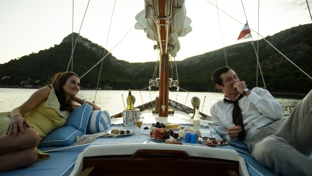 netflix-the-last-letter-from-your-lover-shailene-woodley-yellow-dress-callum-turner (1)