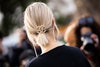 Low ponytail con elastico e mini barretta 