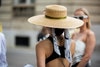 Qui il cappello di paglia è a tesa larga abbinato a chignon e foulard