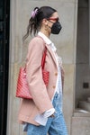 Bella Hadid ne ha una vera collezione. Qui la sceglie rosa con la scritta “bella”