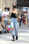 Irina Shayk jeans strappati moda estate 2021