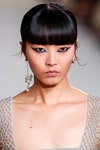 Sfilata Dior: allure punk con un trucco occhi grafico color blu