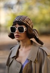 Foulard in seta da abbinare sulla nuca per uno stile anni 70
