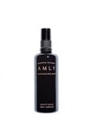 Beauty Sleep Face Mist di Amly Botanicals è ideato per la pelle affaticata, il Beauty Sleep Face Mist è un potente elixir che favorisce il dolce dormire promuovendo il sonno naturale e stimolando la produzione di collagene e la riparazione del DNA, durante la notte. Estratti di Clary Sage con le sue proprietà sedative naturali, radice di Valeriana e luppolo per infondere serenità e rilassamento, fiore della passione per alleviare le tensioni e oli essenziali di Linden e Camomilla per calmare la mente e allontanare lo stress accumulato durante il giorno. Quarzo Rose, Benzoin e Rock Rose ci avvolgono con il loro calore con un effetto di comfort. In vendita su greensoulcosmetics.com