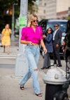 I migliori look street style con i jeans strappati e i nostri consigli su come abbinarli secondo la tendenza moda 2021