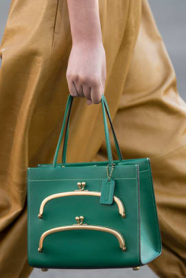 new-york-fashion-week-street-style-spring-2022-best-bags-2