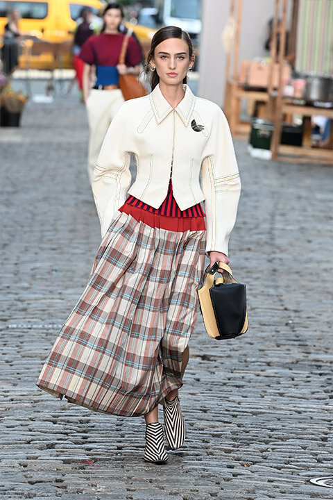 TORY BURCH İLKBAHAR-YAZ 2022 DEFİLESİ