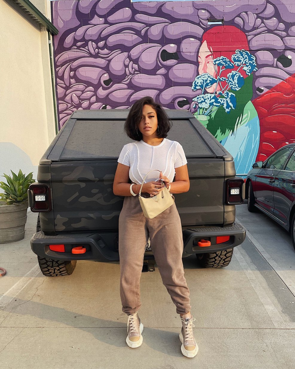 style-wear-chic-sporty-outfits
