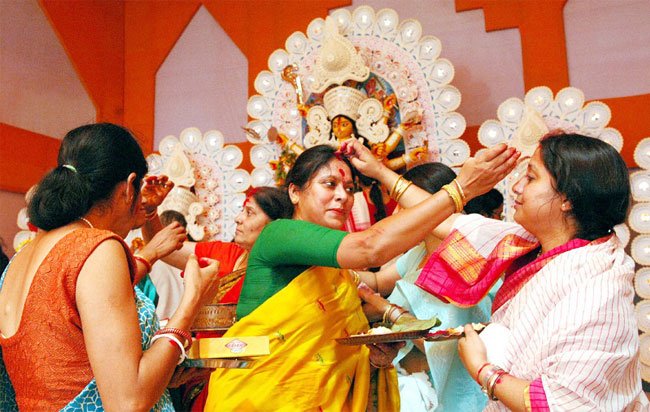 Bengali women celebrate this-day-by-putting sindoor
