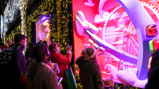 Saks 2021 Light Show 5